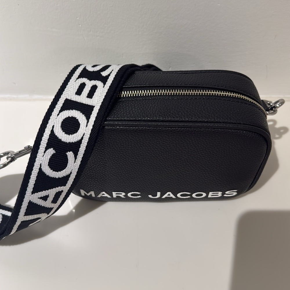 Marc Jacobs Black and White Crossbody Camera Bag - Picture 2 of 8